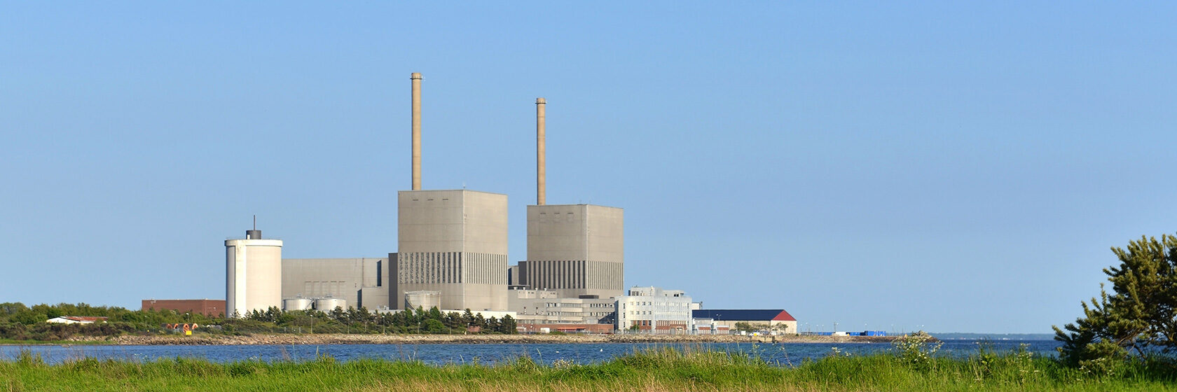 Kärnkraft mot blå himmel och grönt framför