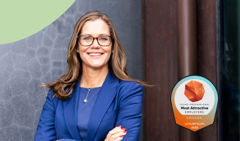 Ann-Louise Lökholm Klasson mot grå vägg och Universums emblem på sidan