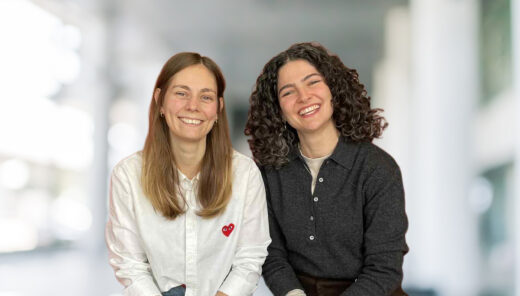 Anna och Sarah sitter bredvid varandra