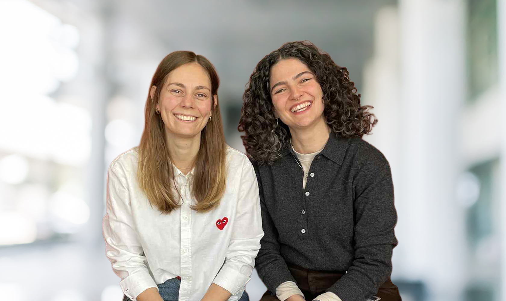 Anna och Sarah sitter bredvid varandra