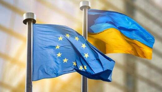 EUs flagga och Ukrainas flagga