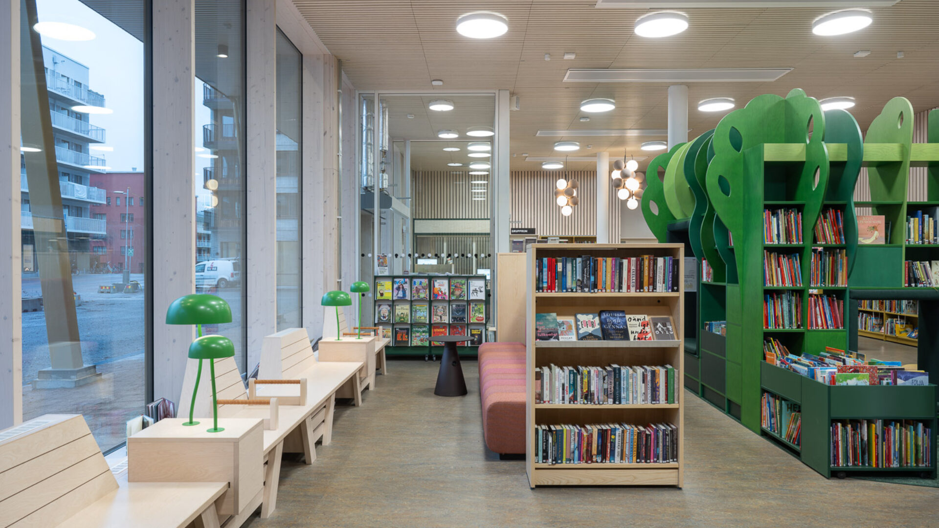 Modern barnbibliotek med färgglada bokhyllor.