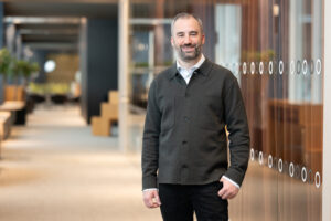 Johan Skansen i grå kavaj