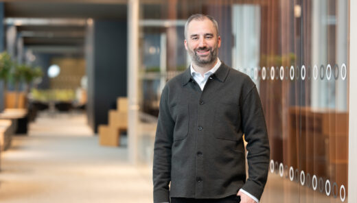 Johan Skansen i grå kavaj