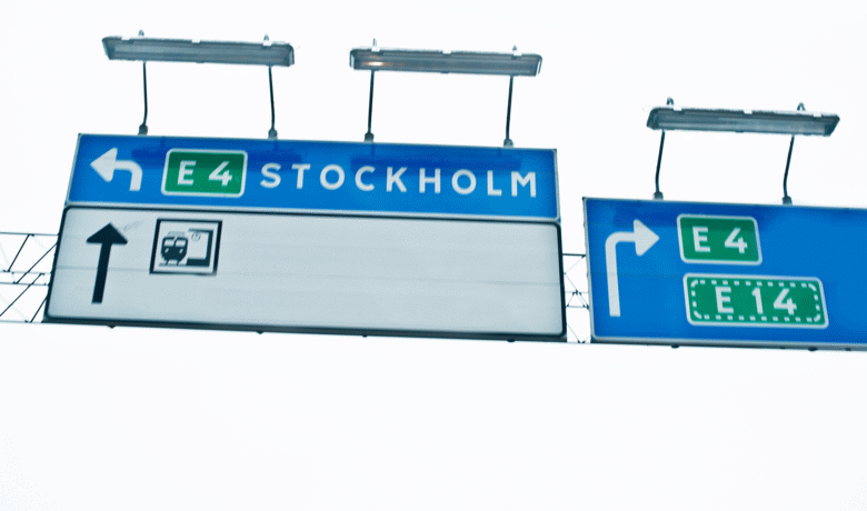 Vägskyltar som visar mot Stockholm och E4 samt E14.