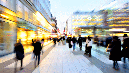 Människor hastar fram längs gata i Stockholm. Bilden är tagen med oskärpa för att signalera brådska.