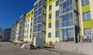 Nybyggt flerbostadshus med gröngul fasad i Kovel i Ukraina