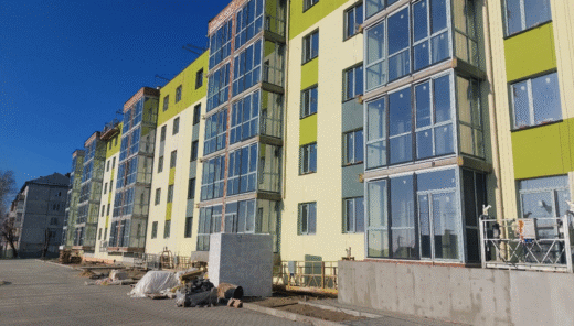 Nybyggt flerbostadshus med gröngul fasad i Kovel i Ukraina