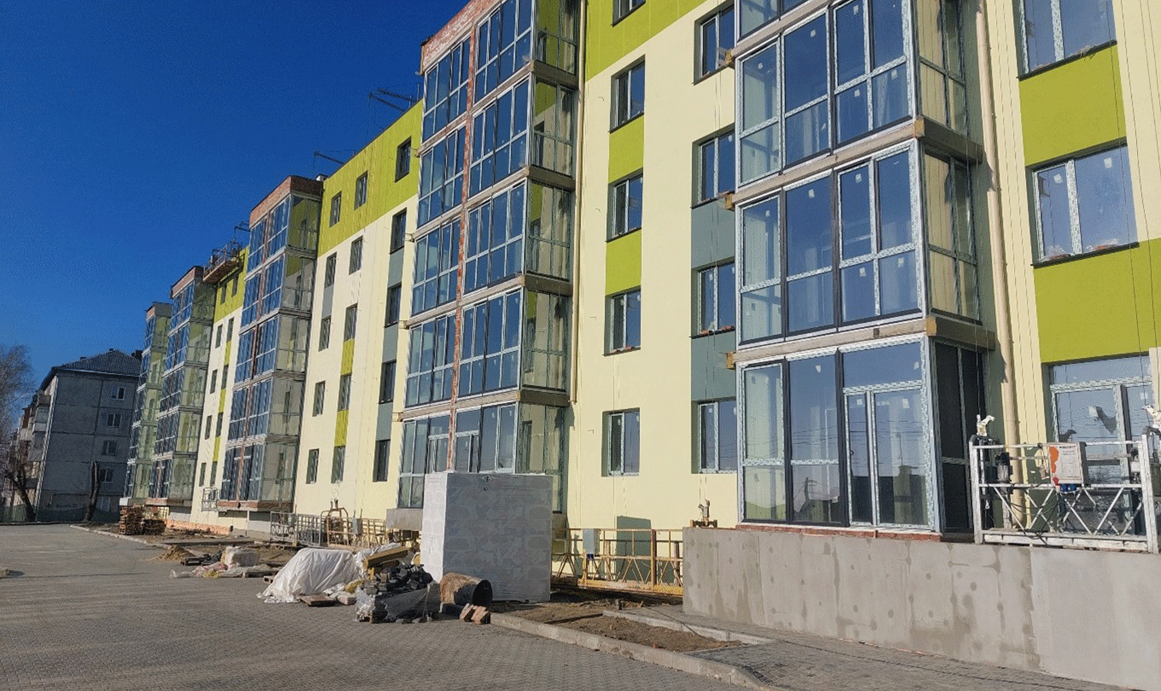 Nybyggt flerbostadshus med gröngul fasad i Kovel i Ukraina