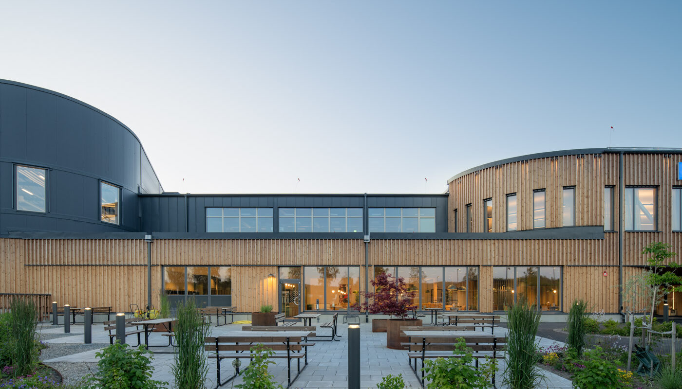 Kontorsbyggnad i trä i skymningsljus