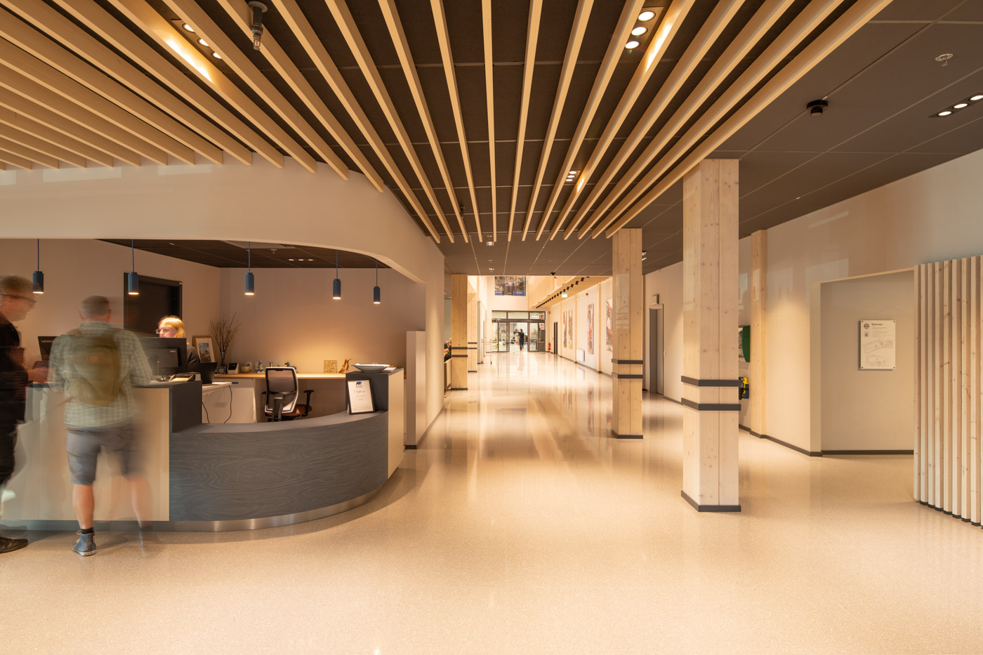 Reception och korridor i kontorsbyggnad.