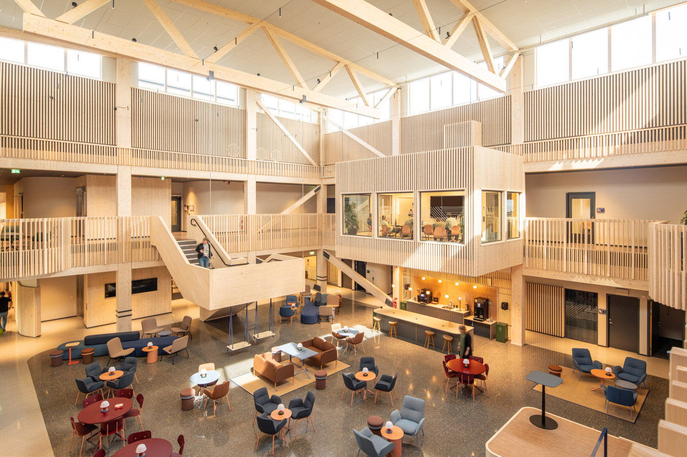 Interiör ljusgård med sittplatser i modernt kontor.