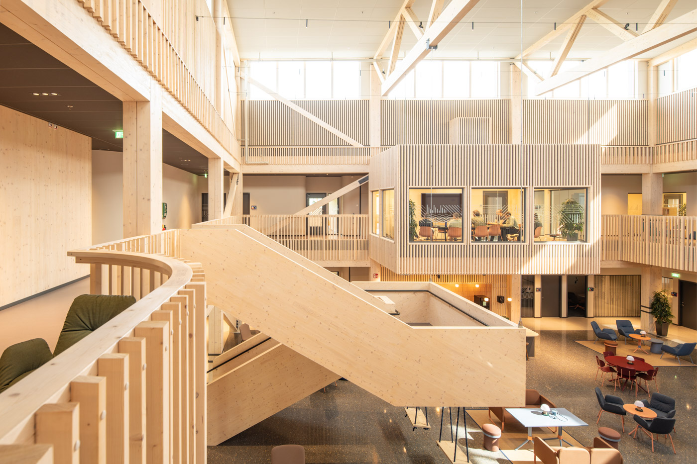 Interiör i modern kontorsbyggnad i ljust trä.