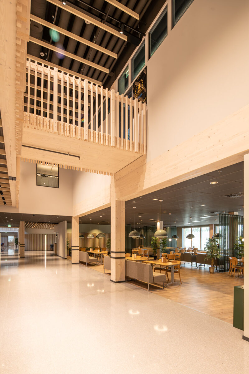 Ljust öppet kontor med högt i tak