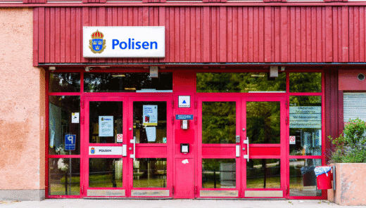 Polisstation med röda dörrkarmar