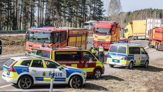 Polisbilar, brandbilar och bil med räddningsledare vid trafikolycksplats