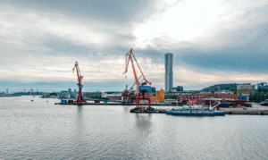 Göteborgs Hamn med fartyg och lyftkranar i bakgrunden och öppet vatten i förgrunden