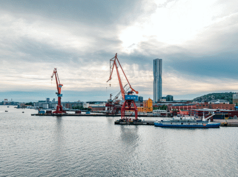 Göteborgs Hamn med fartyg och lyftkranar i bakgrunden och öppet vatten i förgrunden