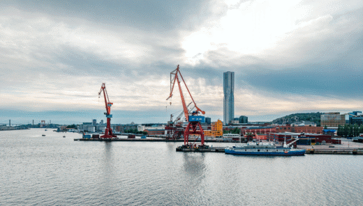 Göteborgs Hamn med fartyg och lyftkranar i bakgrunden och öppet vatten i förgrunden