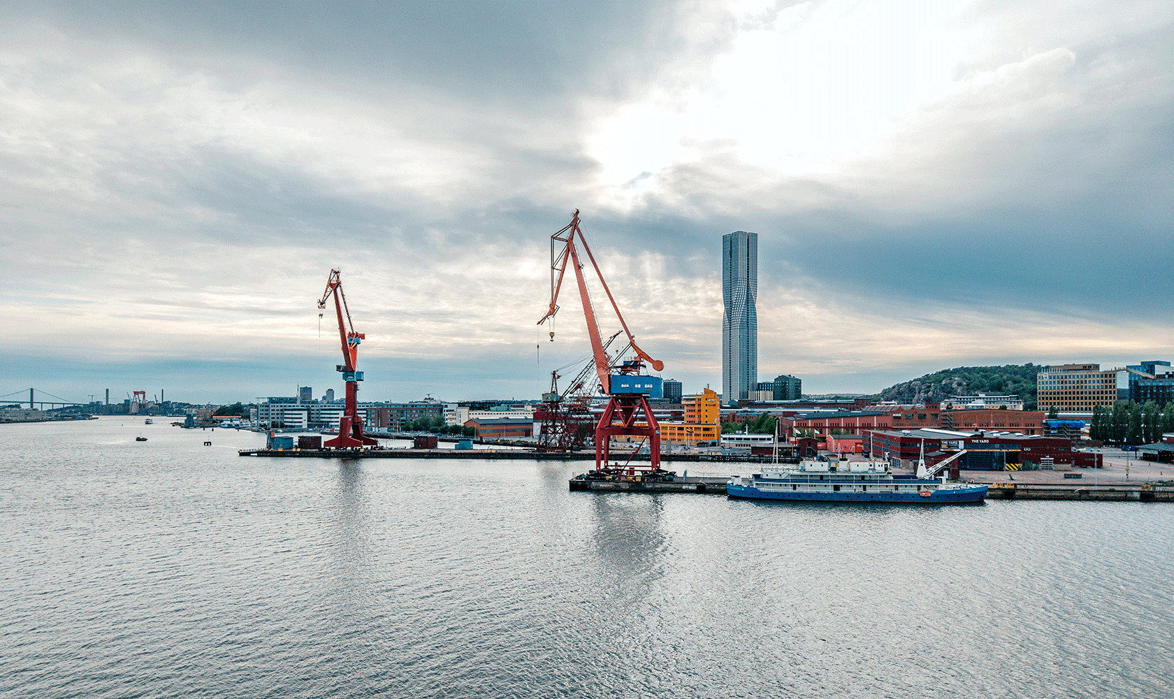 Göteborgs Hamn med fartyg och lyftkranar i bakgrunden och öppet vatten i förgrunden