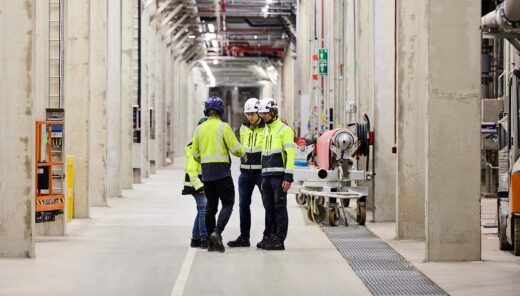 Människor i byggkläder på ett lager