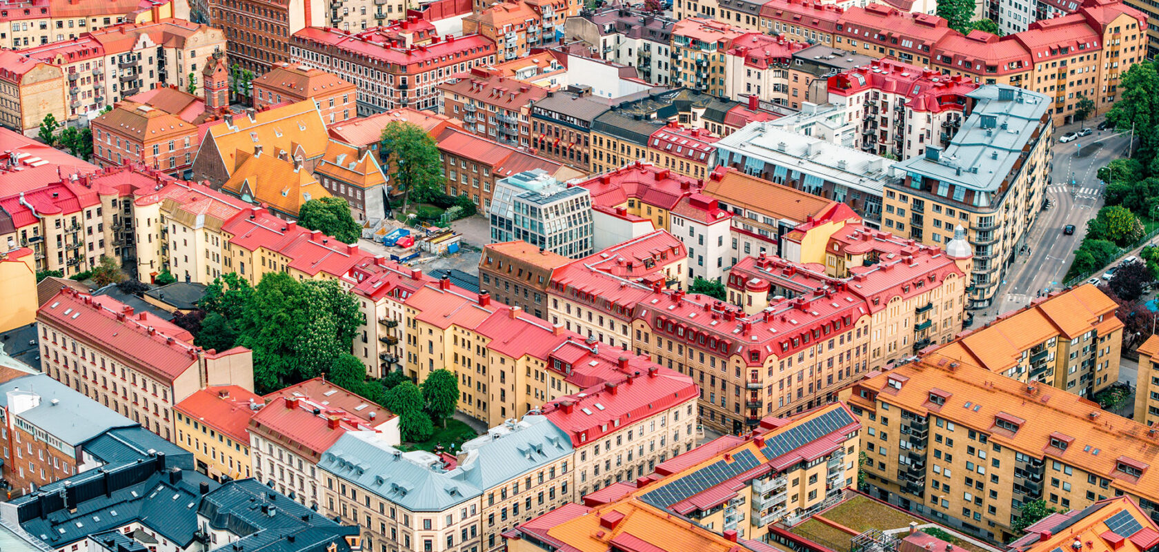 Färgglada tak i tät stadsmiljö, flygfoto över stadskvarter i Sverige