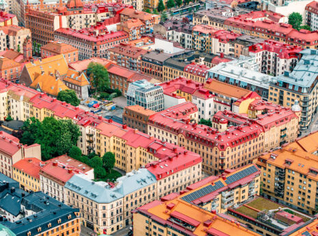 Färgglada tak i tät stadsmiljö, flygfoto över stadskvarter i Sverige