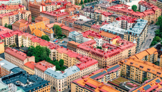 Färgglada tak i tät stadsmiljö, flygfoto över stadskvarter i Sverige