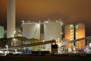 Industribyggnader i kvällssol