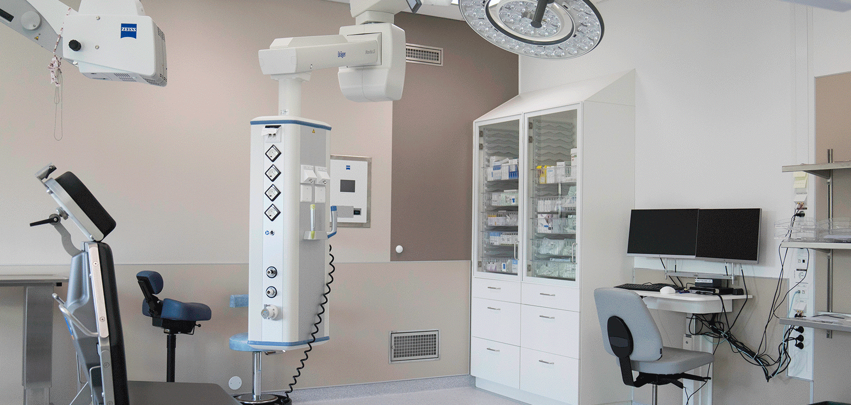 Operationssal med högteknologisk medicinsk utrustning