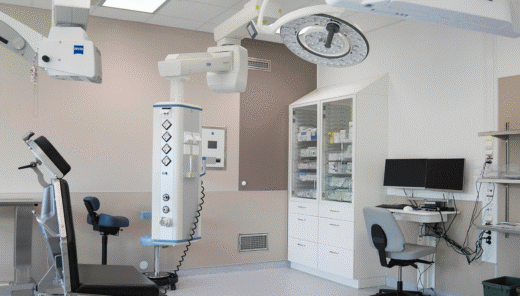 Operationssal med högteknologisk medicinsk utrustning