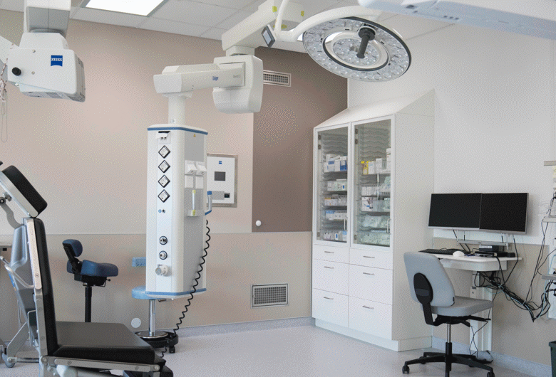 Operationssal med högteknologisk medicinsk utrustning