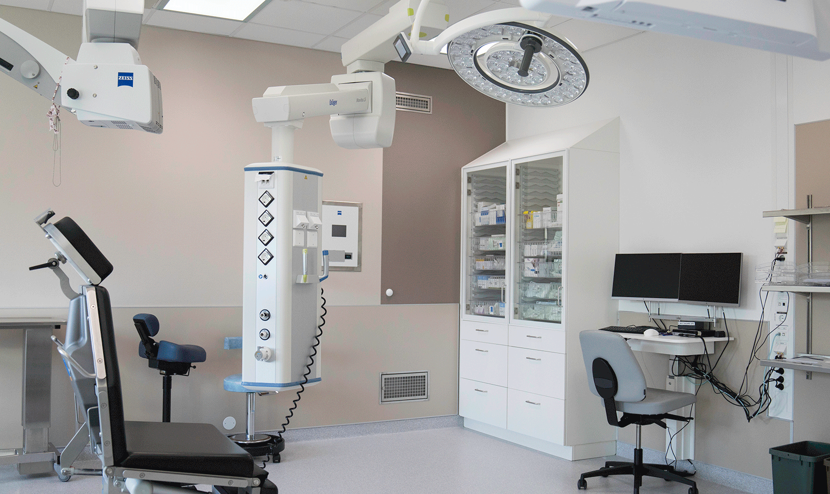 Operationssal med högteknologisk medicinsk utrustning
