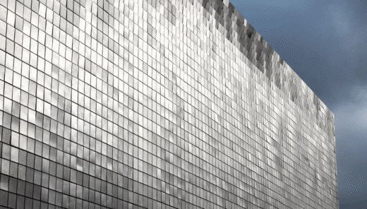 Silvergrå metallglänsande husfasad