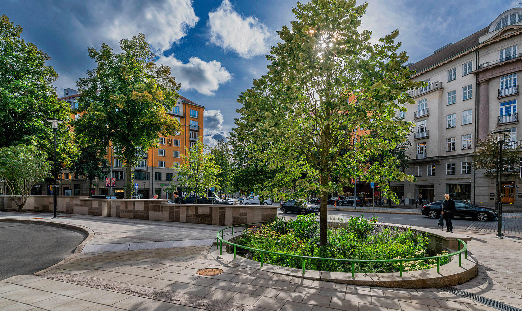 Växtbäddar vid nyanlagt torg i Stockholm som samlar upp regnvatten i dagvattenlösning